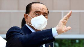 Berlusconi stále trpí následky covidu-19. Na soud se necítí, ale zakládat stranu zvládá