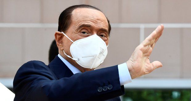 Berlusconi stále trpí následky covidu-19. Na soud se necítí, ale zakládat stranu zvládá