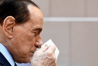 Berlusconi trpí leukémií. Za expremiérem na jednotku intenzivní péče přispěchala rodina