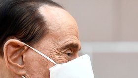 Bývalý italský premiér Silvio Berlusconi opustil po vyléčení kliniku v Miláně.