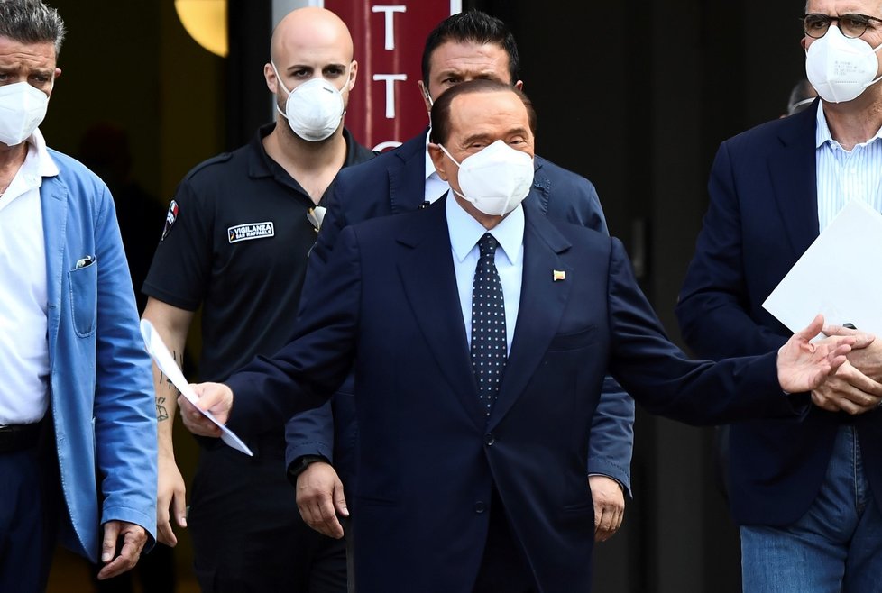 Bývalý italský premiér Silvio Berlusconi opustil po vyléčení kliniku v Miláně.