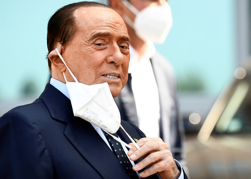 Bývalý italský premiér Silvio Berlusconi opustil po vyléčení kliniku v Miláně.