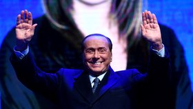 „Průšvihář“ Berlusconi chce být prezidentem. Z voleb by měl vycouvat, říká jeho pravá ruka