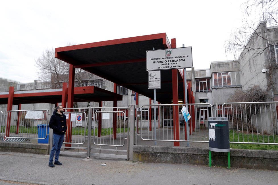 Italský učitel Alessio Villarosa musel zavřít školu v Bareggiu (město kousek od Milána). Školy v Lombardii jsou dočasně zavřeny kvůli nebezpečí koronaviru. (29.2.2020)