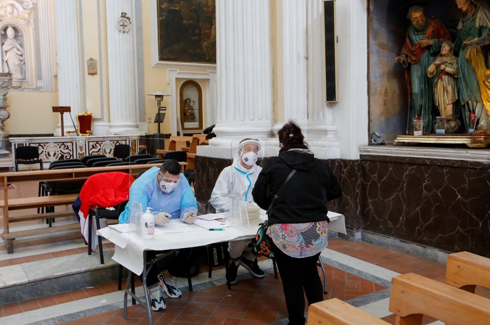 Koronavirus v Itálii: Testovací místo může mít i své kouzlo, v Itálii je jedno takové přímo v kostele (18.11.2020)