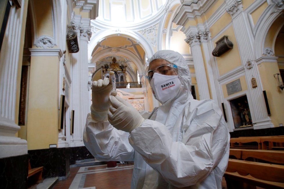 Koronavirus v Itálii: Testovací místo může mít i své kouzlo, v Itálii je jedno takové přímo v kostele (18.11.2020)