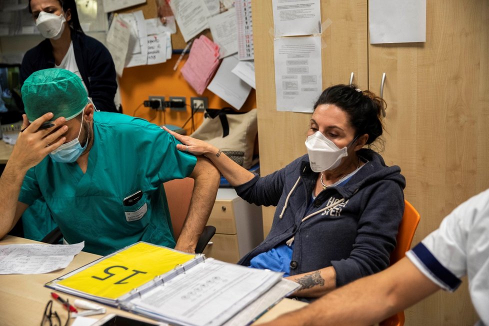 Těžký úděl zdravotníků v Itálii. Země patří v Evropě mezi ty nejhůř zasažené (17. 4. 2020)