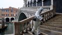 Dezinfekce ulic v italských Benátkách