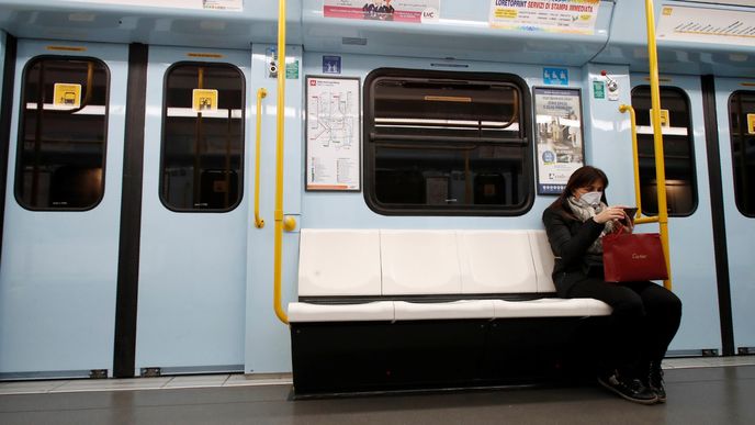 Prázdné metro v italském Milánu kvůli koronaviru.