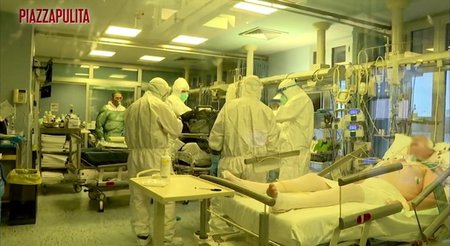 Italští pacienti jsou napojeni na přístroje a leží na bříše