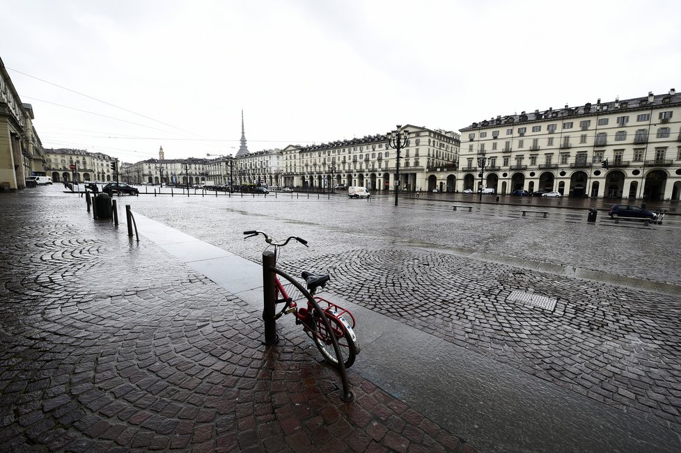 Vylidněné ulice Turína