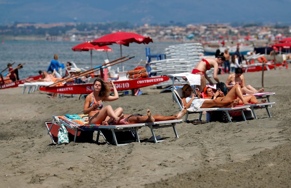Italové se vrací na pláže a gondoliéři v Benátkách opět pracují. (30. 5. 2020)