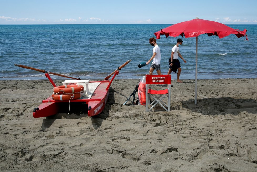 Italové se vrací na pláže a gondoliéři v Benátkách opět pracují (30. 5. 2020).