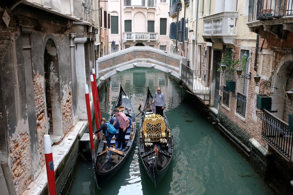 Italové se vrací na pláže a gondoliéři v Benátkách opět pracují (30. 5. 2020).
