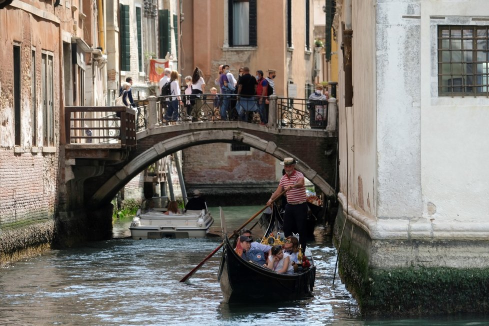 Italové se vrací na pláže a gondoliéři v Benátkách opět pracují (30. 5. 2020)