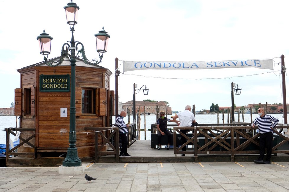 Italové se vrací na pláže a gondoliéři v Benátkách opět pracují (30. 5. 2020).
