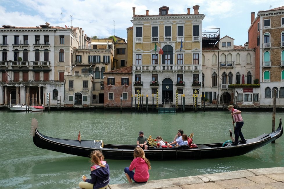 Italové se vrací na pláže a gondoliéři v Benátkách opět pracují (30. 5. 2020)