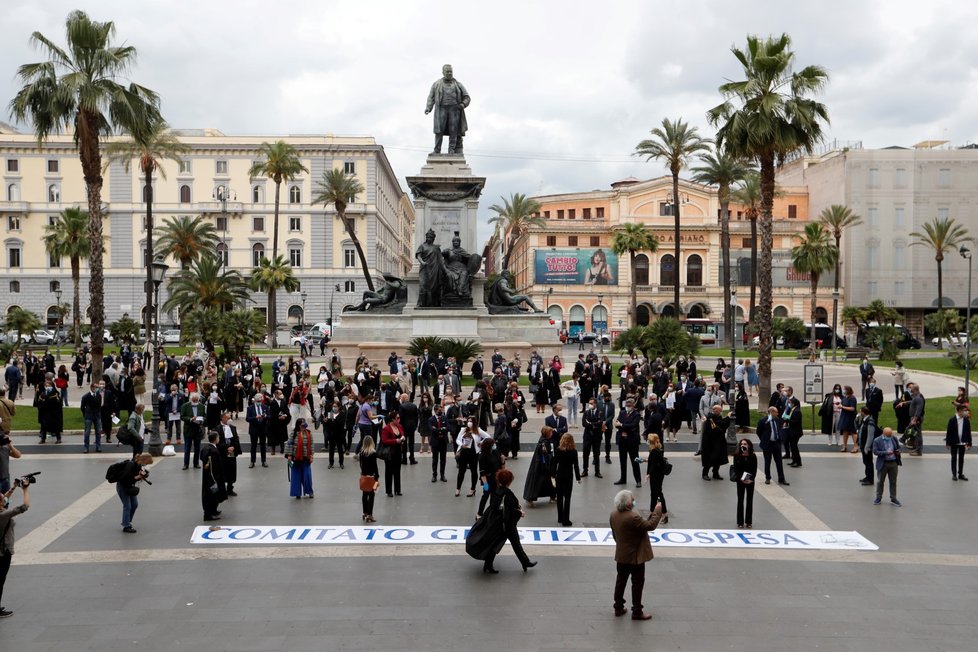 Italové se vrací na pláže a gondoliéři v Benátkách opět pracují (30. 5. 2020).