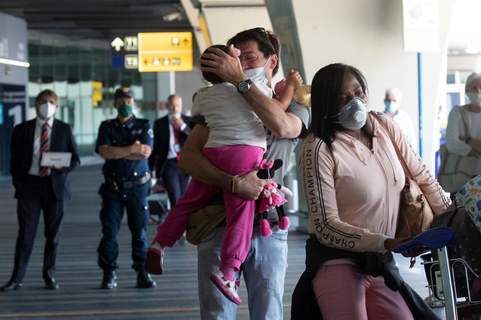 Dojemné setkání na letišti v Itálii: Muž neviděl svou manželku a dceru od února, obě uvízly v Kolumbii. Nyní je rodina opět pohromadě.