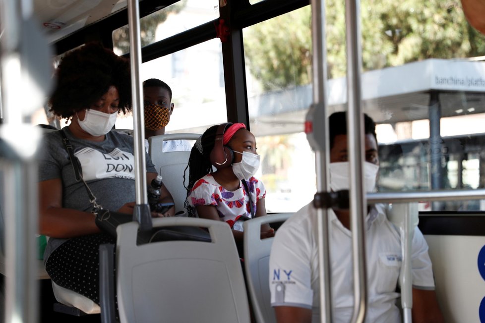 V Itálii nosí cestující ve veřejné dopravě roušky (25 6. 2020)