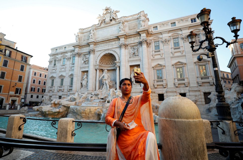 Turisté se fotí u slavné fontany Di Trevi v Římě.