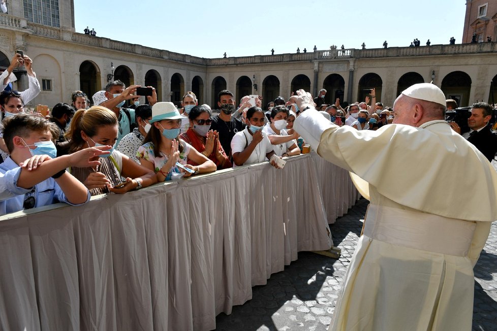 Papež žehná lidem v době pandemie.