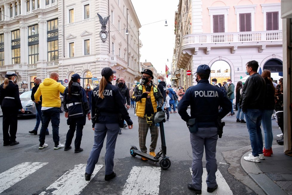 Koronavirus v Itálii: Policisté hlídají pořádek a dodržování opatření