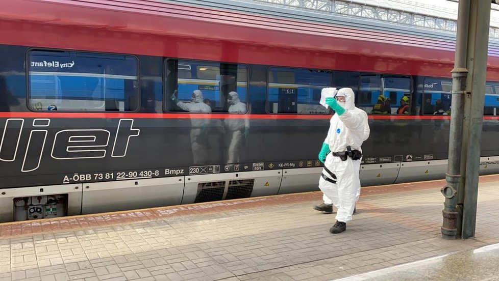 Vlak z Vídně přivezl Italy podezřelé z nákazy koronavirem na hlavní nádraží v Praze. Všichni byli vyšetřeni.