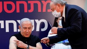 Izraelský premiér Benjamin Netanjahu se nechal očkovat.