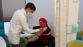 Koronavirus v Izraeli: Očkování tamních obyvatel pokračuje (1.1.2021)
