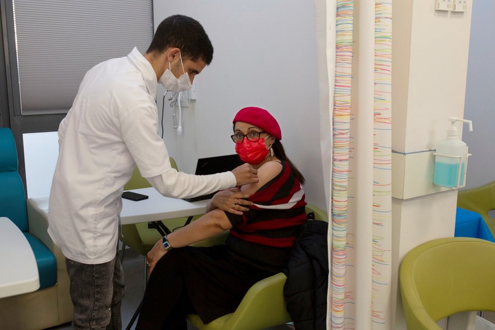 Koronavirus v Izraeli: Očkování tamních obyvatel pokračuje (1.1.2021).
