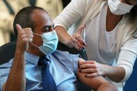 Očkování zabere i na nový kmen koronaviru, tvrdí virolog Černý. A zmínil „velký problém“