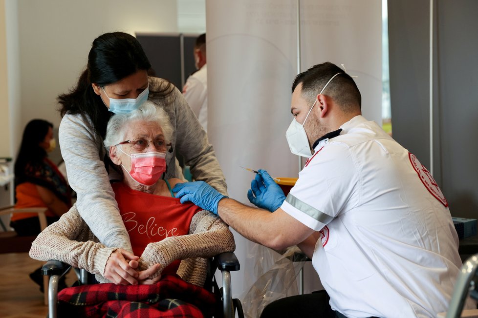 Koronavirus v Izraeli: Třetí dávka vakcíny pro lidi s oslabenou imunitou.