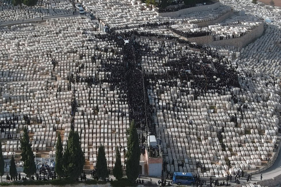 Tisíce židů navzdory opatřením vyrazily na pohřeb rabína, kterého zabil koronavirus.