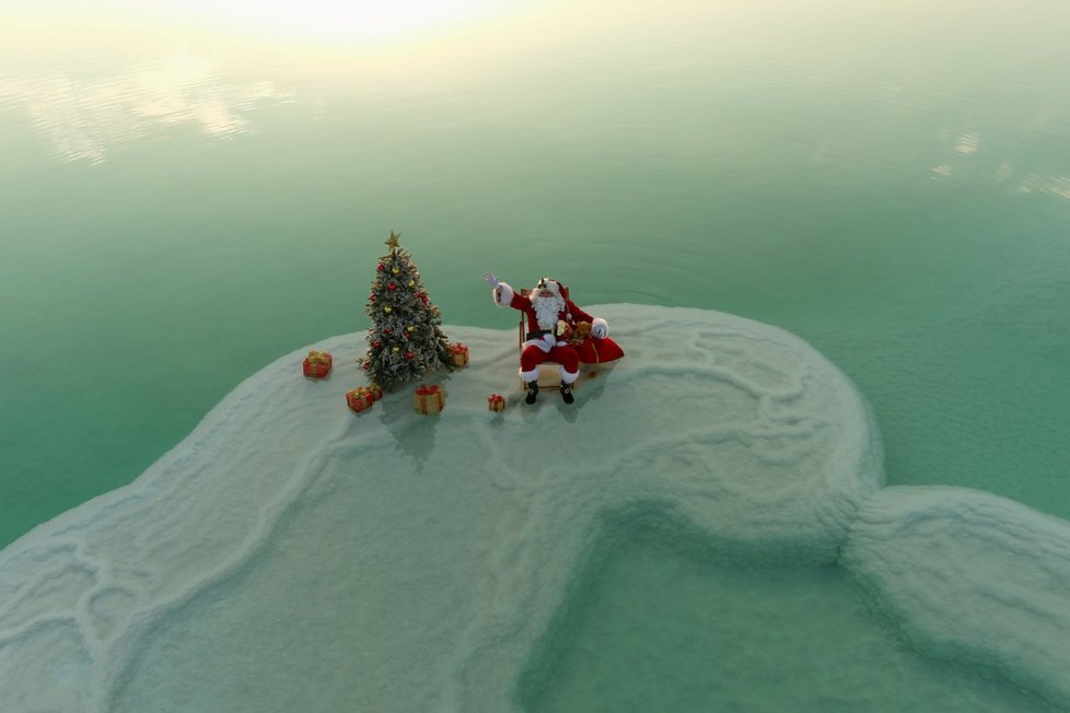 Start vánoční sezony v Izraeli. Santa Claus tu pózuje na Mrtvém moři (15. 11. 2020)