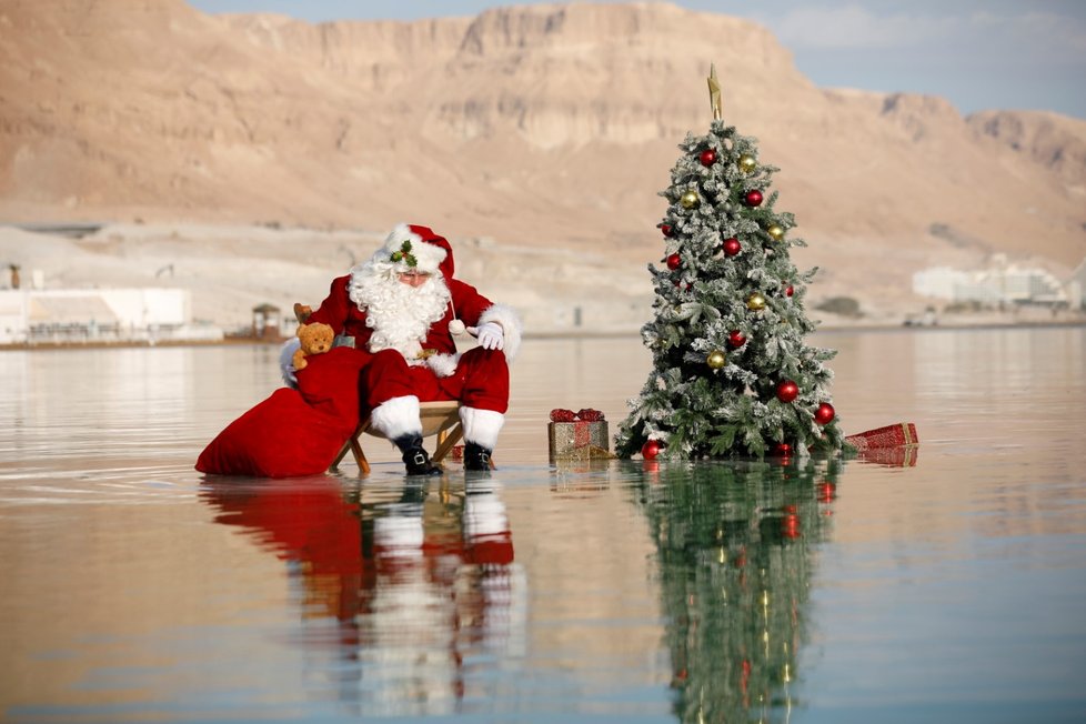 Start vánoční sezony v Izraeli. Santa Claus tu pózuje na Mrtvém moři (15. 11. 2020)