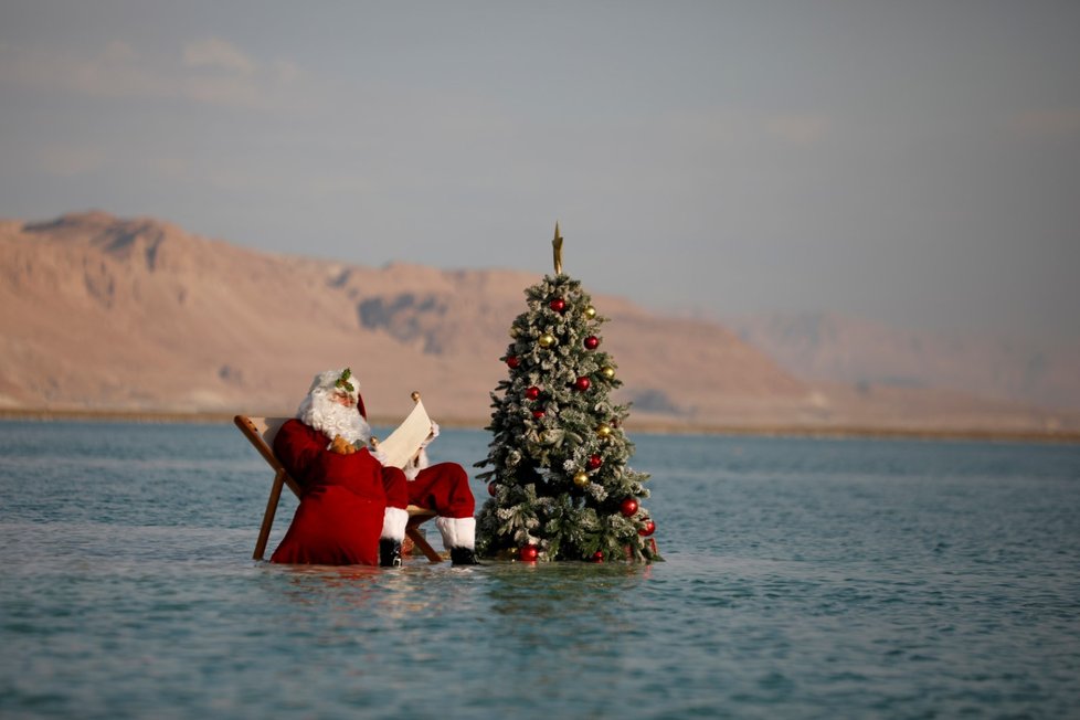 Start vánoční sezony v Izraeli. Santa Claus tu pózuje na Mrtvém moři (15. 11. 2020)