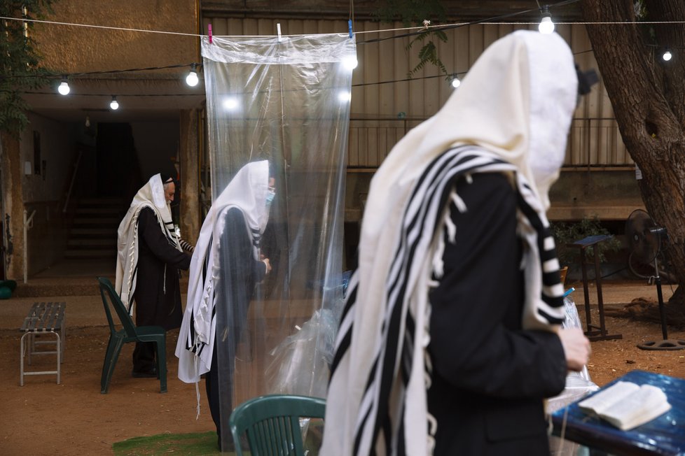 Koronavirus v Izraeli: Židé praktikující sociální distancování během modliteb, (08.09.2020).