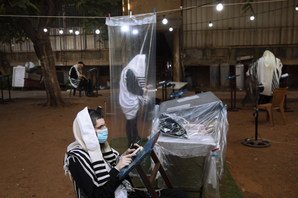 Koronavirus v Izraeli: Židé praktikující sociální distancování během modliteb, (08.09.2020).