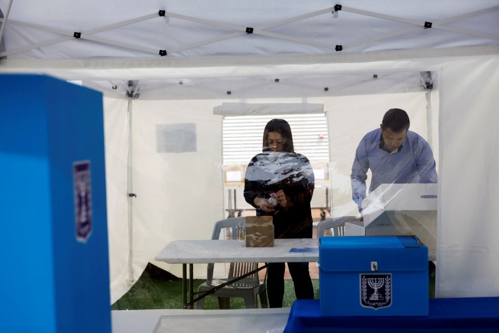 V Izraeli vystavěli kvůli volbám sterilní volební kabinky.