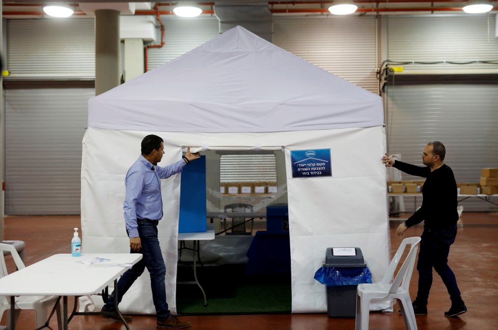 V Izraeli vystavěli kvůli volbám sterilní volební kabinky.