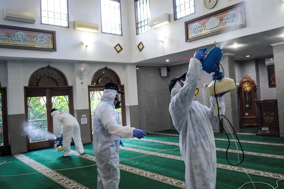 Hygienici dezinfikují mešitu v indonéské Jakartě