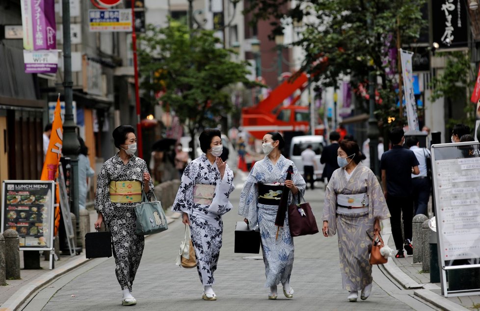 I přes náročný make-up nosí japonské gejši roušky
