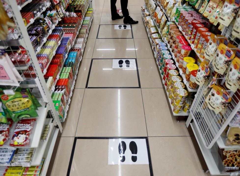 Obchody v Japonsku značí bezpečnou vzdálenost, kterou mají zákazníci dodržovat.