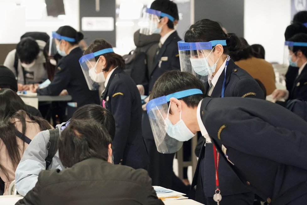 Svět dál čelí pandemii koronaviru, přísná bezpečnostní opatření platí také v Japonsku (21.03.2020).