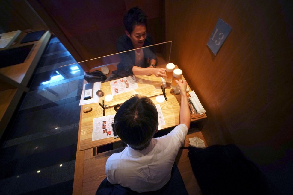 Japonsko v boji s koronavirem vsadilo i na přepážky u stolů v restauracích (5. 6. 2020)