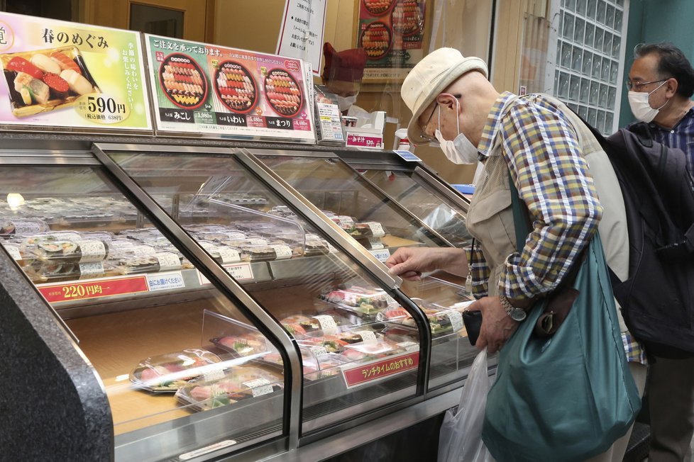 Život se vrátil po koronavirové krizi i do Japonska (13. 05. 2020).