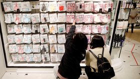 Obchod s rouškami v Japonsku.