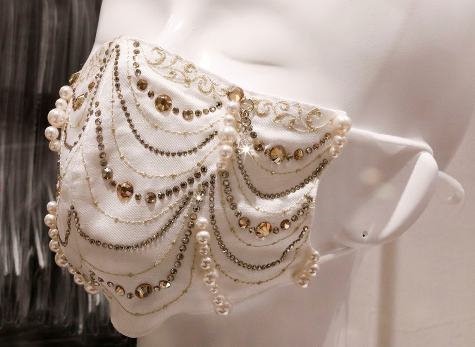 Luxusní roušky zdobené diamanty či perlami v ceně milion jenů (asi 210.000 Kč) si mohou koupit zákazníci v Japonsku.