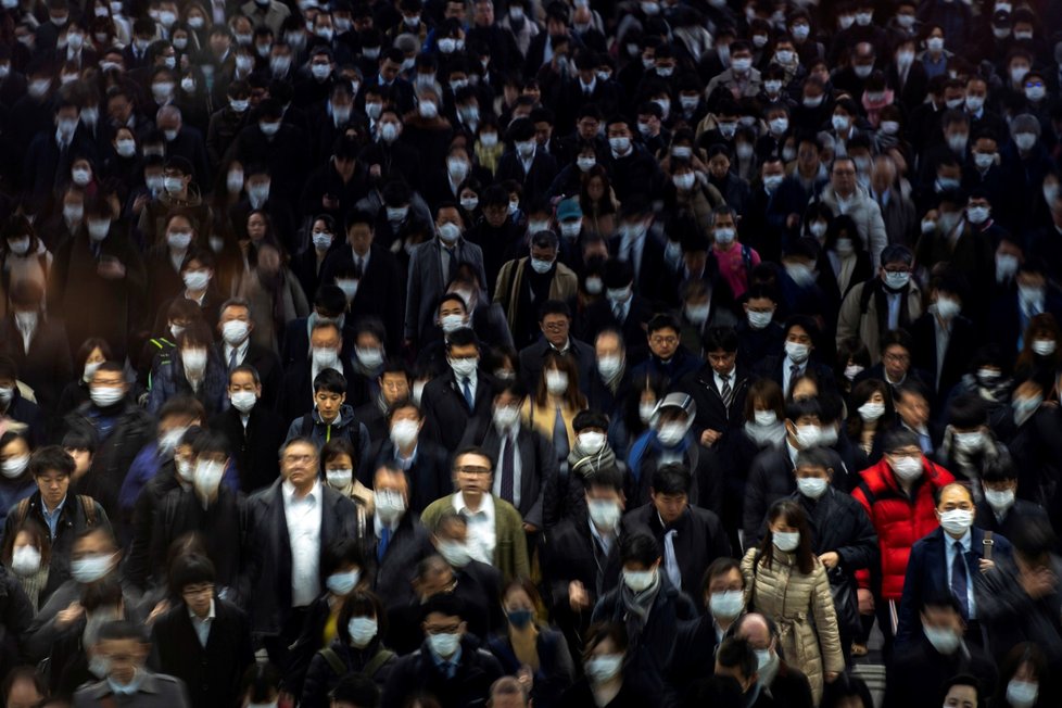 Lidé v rouškách na ulici Tokia (3.3.2020)